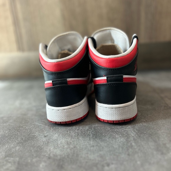 Air Jordan 1 Mid Kid’s Sneakers Size 5Y Black Red - Picture 5 of 8